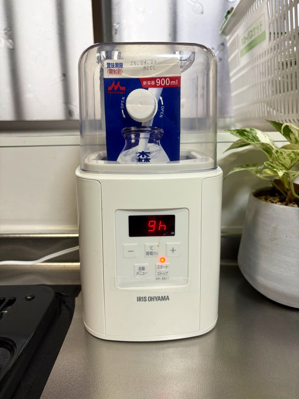 牛乳パックを入れ、9時間に設定したヨーグルトメーカー